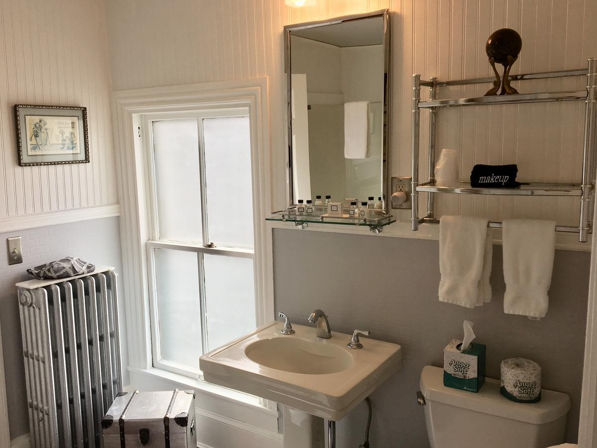 Queen Vic Guest House (Adults Only) Provincetown Exterior photo